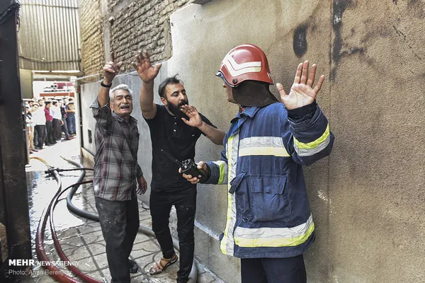 انبار و تولیدی تزئینات خودرو در خیابان انقلاب شیراز طعمه حریق شد.

