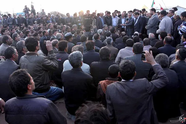 دیدار دکتر رضایی با کشاورزان اصفهانی که به دلیل مشکلات آبرسانی تحصن کرده بودند.