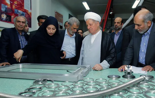 آیت الله اکبر هاشمی رفسنجانی رییس مجمع تشخیص مصلحت نظام عصر امروز (چهارشنبه) از دستگاه توکامک البرز دستاورد پژوهشگران دانشکده انرژی و فیزیک دانشگاه صنعتی امیرکبیر بازدید کرد/IRNA
