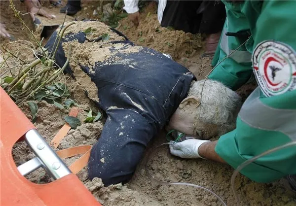 مرد فلسطینی زیر آوار به جا مانده از حملات اسرائیلی&zwnj;ها