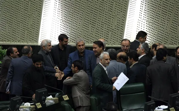 در حاشیه حضور علی ربیعی وزیر تعاون، کار و رفاه اجتماعی در نشست علنی روز سه&zwnj;شنبه مجلس شورای اسلامی. وزیر تعاون، کار و رفاه اجتماعی برای پاسخگویی به سؤال نماینده مردم فلاورجان، در مجلس شورای اسلامی حضور یافته بود. سؤال سیدناصر موسوی لارگانی درباره عملکرد وزیر در بخش تعاون بود. وی گفت: آقای ربیعی باید بگوید که چقدر از درآمدهای واگذاری&zwnj;های اصل ۴۴ را برای بخش تعاون جذب کرده است! /IRNA
