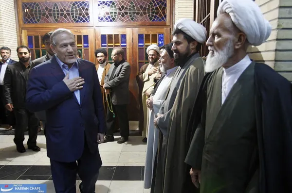 سردار رحیم صفوی در مجلس ترحیم همسر آیت الله حائری شیرازی در مسجد نور تهران