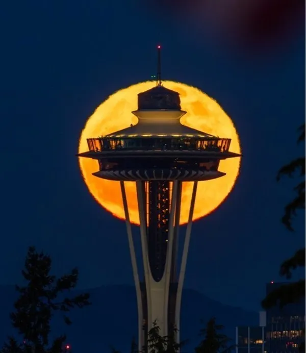ماه کامل پشت برج سوزن فضایی (SpaceNeedle) در سیاتل