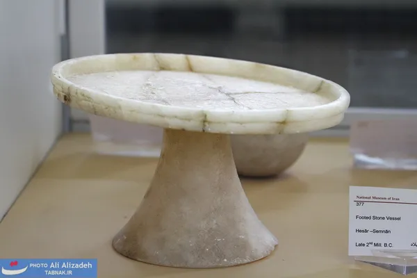 ظرف پایه دار سنگی (یک تکه)حصار سمنان-اواخر هزاره دوم پیش از میلاد