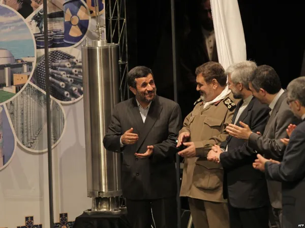 علی لاریجانی جای خود را به سعید جلیلی (نفر سوم از چپ) داد که بیشتر مورد وثوق احمدی&zwnj;نژاد(نفر اول از چپ) بود.
