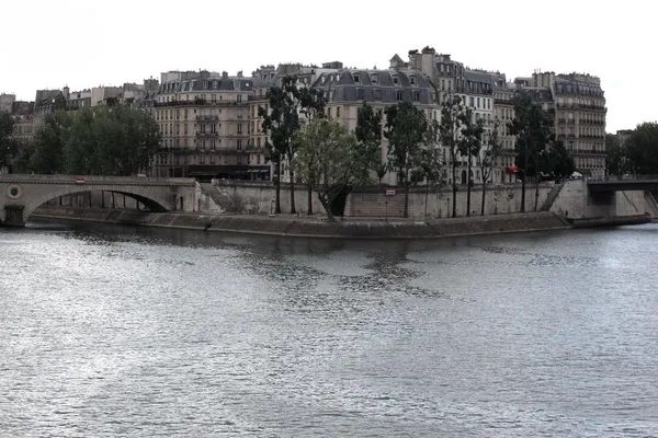 جزیره سن دنیL'&Icirc;le-Saint-Denis/جزیره آدم پولدارها در شمال پاریس
1.7 کیلومتر مربع با جمعیت 7123 نفر