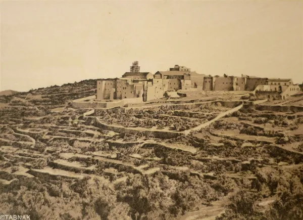 بیت لحم در کرانه باختری رود اردن قرار گرفته و اکنون تحت حکومت دولت فلسطینی است.روزگاری این منطقه قطب مرکزی فرهنگ و صنایع جهانگردی (توریستی) فلسطین بوده است