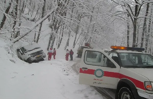 حضور نیروهای هلال&zwnj;اهمر در جاده&zwnj;های استان گیلان/ایسنا
