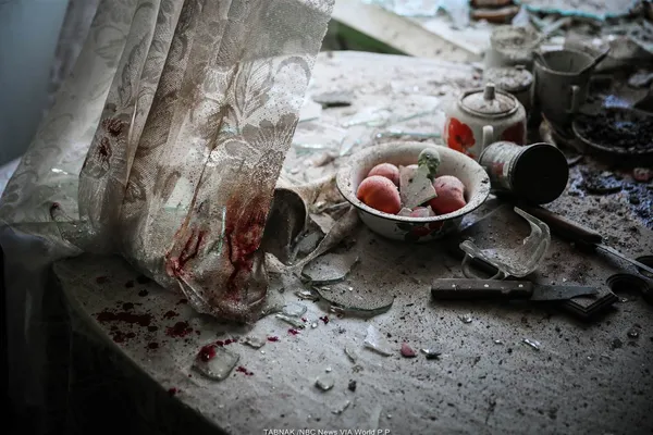 دونتسک در اوکراین.لحظه اصابت گلوله و ترکش انفجار به یک آشپزخانه و رقم خوردن یک تراژدی مرگبار انسانی دیگر در خلال جنگهای شرق اوکراین./Sergei Ilnitsky / EPA