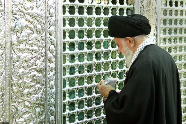 پس از پایان نماز میت، رهبر انقلاب که قصد حضور در مراسم تدفین آیت&zwnj;الله طبسی را نیز داشتند، دقایقی با حضور در کنار ضریح مطهر امام رضا علیه&zwnj;السلام به زیارت این مضجع نورانی پرداختند.
