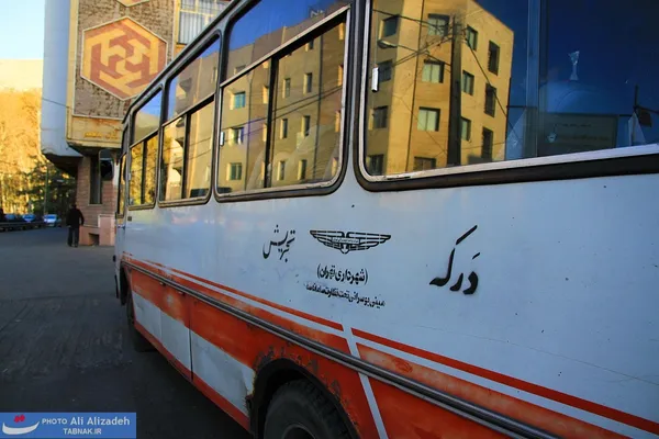 مینی بوسهایی که مردم و علاقمندان به کوهپیمایی را از میدان تجریش به میدان درکه منتقل می کنند.