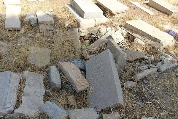 وضعیت گورستان دارالسلام شیراز که از نظارت و نگهداری خبری نیست.

