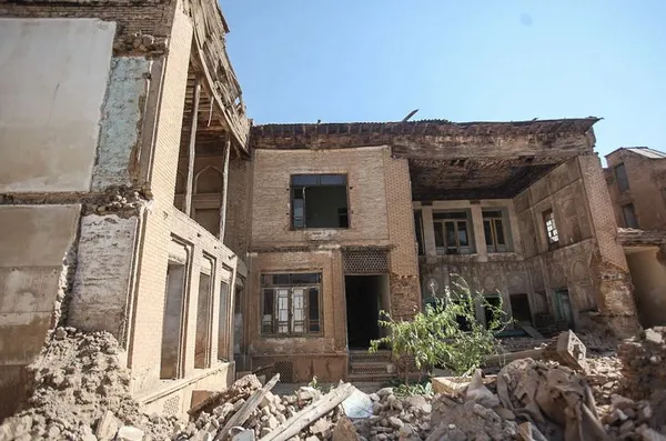خانه تاریخی &laquo;پور نواب&raquo; متعلق به دوران زندیه در شیراز &zwnj;کامل تخریب شد. گویا گروهی از افراد نا&zwnj;شناس با &zwnj;بیل مکانیکی در حال تخریب این منزل تاریخی با ممانعت مردم و دوستداران میراث فرهنگی روبه&zwnj;رو شدند که این کار نیمه تمام&zwnj;&zwnj; رها شد. /ISNA
