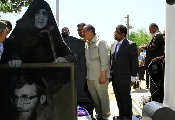 &laquo;احمد مسجدجامعی&raquo; رئیس شورای اسلامی تهران، ری و شمیرانات روز جمعه در ادامه برنامه &laquo;کشف تهران&raquo; در منطقه ۱۹ شهرداری، حرم مطهر بنیانگذار انقلاب اسلامی، سازمان بهشت زهرا (س) و مجموعه فرهنگی شهر آفتاب حضور یافت./تابناک
