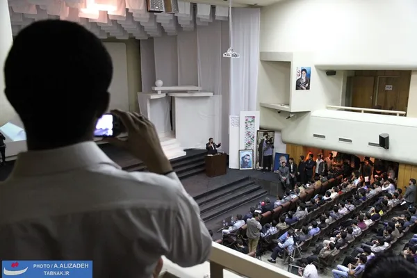 حضور پر شور دانشجویان دانشگاه باهنر کرمان در جلسه پرسش و پاسخ محسن رضایی