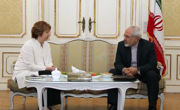 محمد جواد ظریف، وزیر امور خارجه و &zwnj;کاترین اشتون، مسئول سیاست خارجی اتحادیه اروپا روز دوشنبه در محل نمایندگی ایران در وین دیدار کردند تا درباره زمان و نحوه آغاز دور جدید مذاکرات ایران و گروه ۱+۵ تصمیم گیری کنند. /IRNA
