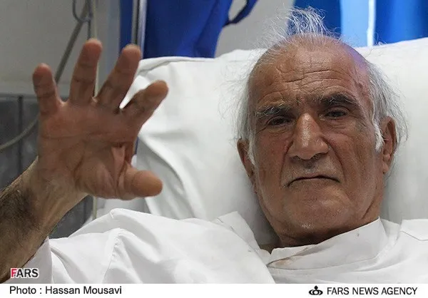 
سید محمود قادری گلابدره ای یا انچنان که دوستانش او از او یاد می کردند &laquo;ممو گلی&raquo; نویسنده سال های انقلاب و از دوستان نزدیک جلال آل احمد در 16 مرداد 1391 پس از طی یک دوره بیماری طولانی در گذشت. گلابدره ای 33 کتاب منتشر کرده بود و از مهم ترین نویسندگان وقایع انقلاب بود. او در سال های پایانی عمرش در خانه ای نیمه مخروبه در تهران زندگی می کرد.
