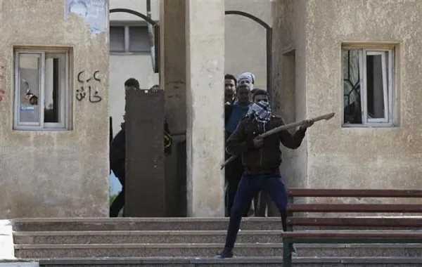گروهی از دانشجویان طرفدار اخوان المسلمین دو دانشکده از دانشگاه الازهر را به آتش کشیدند و در مقابل نیروهای امنیتی ۶۰ تن را دستگیر و برای پراکنده کردن جمعیت از گاز اشک آور استفاده کردند، بر اساس گزارش&zwnj;های رسیده، اوضاع در این دانشگاه بحرانی است REUTERS/STRINGER
