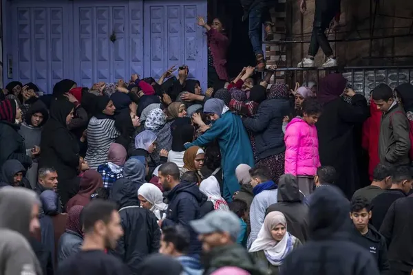 رفح، غزه ـ فلسطینی ها در صف های وحشتناک خرید نان از نانوایی 