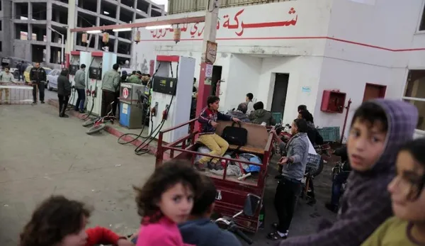 کمبود سوخت در شهر غزه موجب شده مردم در کنار پمپ بنزین ها صفهای طولانی ببندندxinhua
