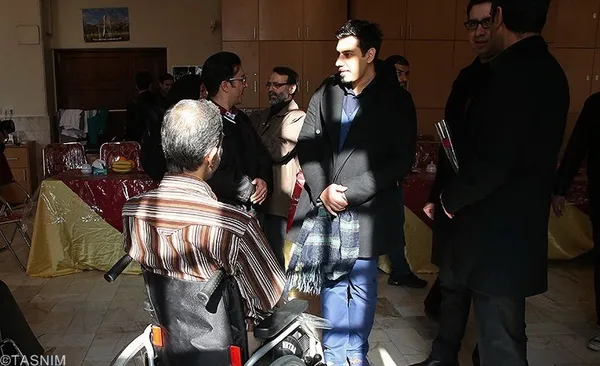 احسان خواجه امیری خواننده موسیقی پاپ در آسایشگاه جانبازان ثارالله