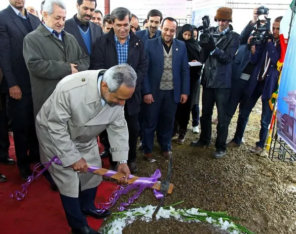 محمد نهاوندیان مشاور و رئیس دفتر رئیس جمهوری روز سه&zwnj;شنبه در سفر به استان همدان در شورای اداری استان و
همایش وحدت حوزه و دانشگاه در تویسرکان و کلنگ زنی محل نمایشگاه بین&zwnj;المللی همدان حضور یافت. /IRNA
