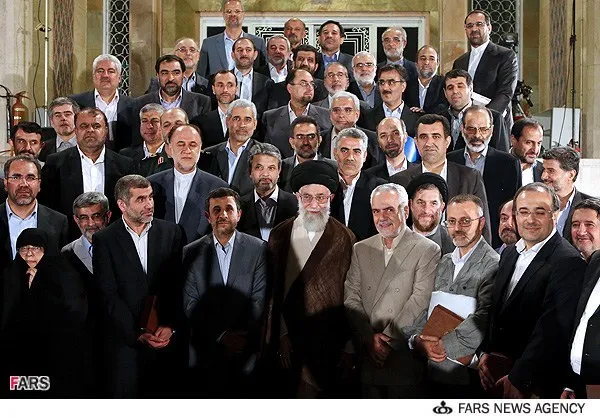 هیات دولت یکشنبه این هفته برای آخرین بار به دیدار رهبر انقلاب رفتند و عکس یادگاری هم گرفتند.
یک&zwnj;شنبه ۲۳ تیر ۱۳۹۲
