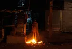 13 دسامبر 2011/ دهلی نو؛ هند
گرچه هندوستان کشوری استوایی است و روزهای گرم بسیاری دارد اما افت شدید دما در دسامبر زندگی را برای بی خانمان های فراوان این شهر سخت کرده است. گرچه دولت تصمیم به ساخت گرم خانه های جدیدی برای کاتن خواب های هندی داشته اما هنوز نتوانسته آنها را در زمستان امسال ساماندهی کند.
