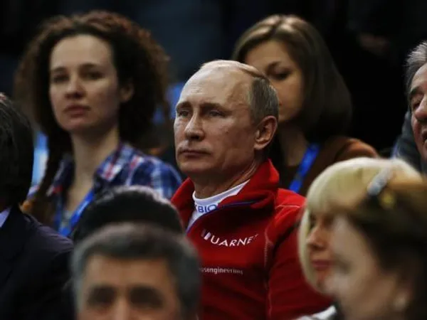 ولادیمیر پوتین در حال دیدن مسابقه اسکیت در جریان المپیک سوچی/رویترز
