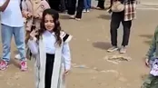 هنرنمایی دیدنی یک دختر در تخت جمشید
