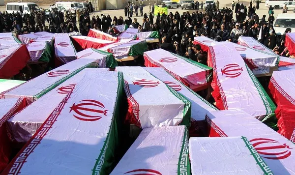 پیکر ۱۲۱ شهید تازه تفحص شده روز پنجشنبه در آیینی با حضور جمعی از فرماندهان نظامی و اقشار مختلف مردم در شلمچه وارد خاک میهن اسلامی شد. شلمچه از توابع شهرستان خرمشهر استان خوزستان است./IRNA
