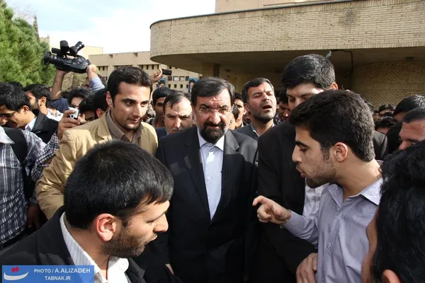 بدرقه پرشور محسن رضایی توسط دانشجویان دانشگاه شهید باهنر کرمان