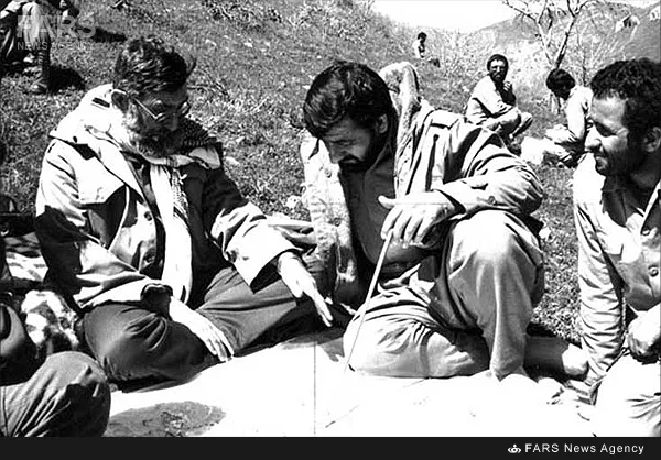 13. محسن رضایی در کنار آیت&zwnj;الله خامنه&zwnj;ای در یکی از محورهای جنگ در دوران دفاع مقدس- 1366