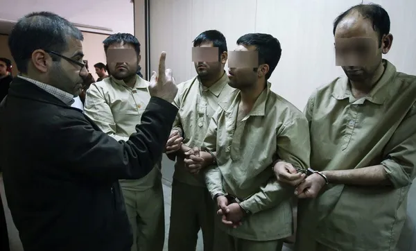 سرهنگ محمدیان رئیس پلیس آگاهی تهران بزرگ دوشنبه در نشست خبری از انهدام باند ۷ نفره راهزنان محموله&zwnj;های باری کامیون&zwnj;ها در محدوده حسن&zwnj;آباد - شهرری خبر داد./MNA
