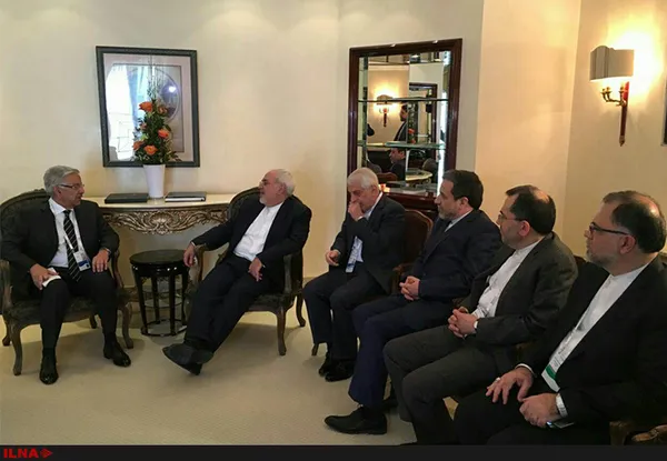 وزیر دفاع پاکستان در حاشیه کنفرانس امنیتی مونیخ با وزیر امور خارجه جمهوری اسلامی ایران دیدار و گفت&zwnj;وگو کرد.