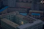 شاید بهترین توصیف از کره شمالی را «دیوید گاتنفلدر»، عکاس رویترز  با عکس زیر از این کشور ارائه داده باشد. تصویری از پیونگ یانگ، و عکس بزرگی از کیم جونگ ایل که در میان ساختمان های بلندی محصور شده و تابش نوری آن را نورانی می کند. داستان مردی که در کشورش بیش از هرچیز تقدیس شد اما مردمش فراتر از دیوارهای بلند این کشور را ندیده بودند.