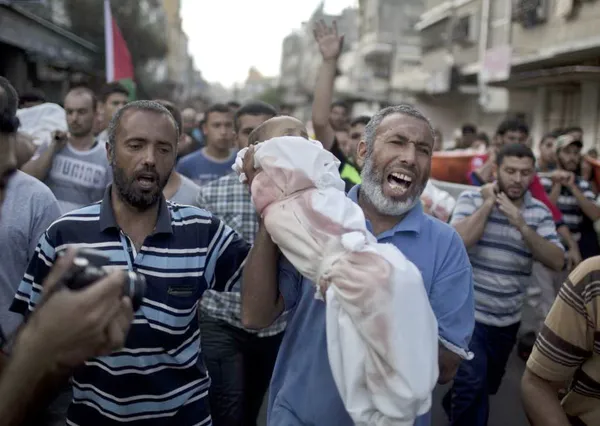 همزمان با آغاز آتش&zwnj;بس دوازده ساعته میان ارتش رژیم صهیونیستی  و مقاومت فلسطین در غزه از ساعت هشت بامداد روز شنبه، چهارم مرداد، پاریس به کانون تلاش برای تمدید آتش&zwnj;بس مبدل شده است.در همین حال آرامش موقت به دو طرف بحران، فرصتی برای رسیدگی به عواقب نبردها داده است.یک خانواده هجده نفره فلسطینی در حمله به جنوب خان یونس در آتشباری توپخانه زمینی صهیونیست ها کشته شدند و در یک حمله هوایی در نیمه&zwnj;شب، نیز در جنوب خان یونس، هشت عضو یک خانواده و از جمله چهار کودک و نوجوان و سه زن جان خود را از دست دادند.فلسطینی&zwnj;ها می گویند، یک آمبولانس نیز بامداد شنبه هدف قرار گرفته و شماری از &laquo;امدادرسانان&raquo; کشته شدند./AFP-Rferl