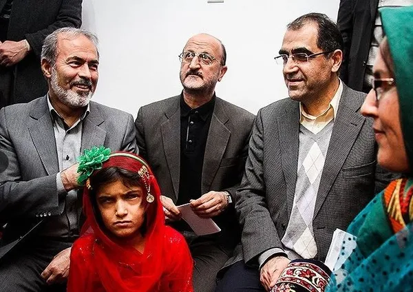 دکتر هاشمی در دومین روز از سفر خود با حضور در شهرهای سقز، بانه و بیجار به عیادت شوخان رفت. شوخان براخاصی در سال ۹۰ بر اثر تزریق نادرست پنی سیلین در درمانگاه دیوان دره بینایی خود را از دست داد و تا کنون بعد از چند عمل هنوز بهبود نیافته است./TASNIM
