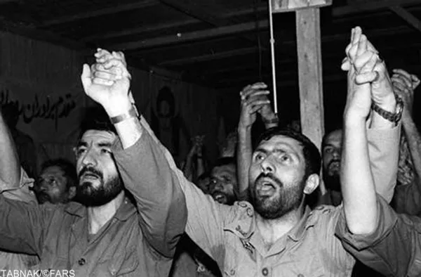 دعای وحدت فرماندهان ارتش و سپاه (شهید صیاد شیرازی و محسن رضایی) در ایام دفاع مقدس 