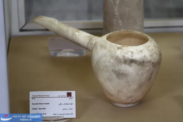 ظرف لوله دار سنگی (یک تکه)حصار سمنان-اواخر هزاره دوم پیش از میلاد