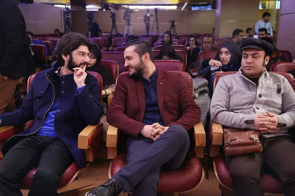 ایستاده در غبار