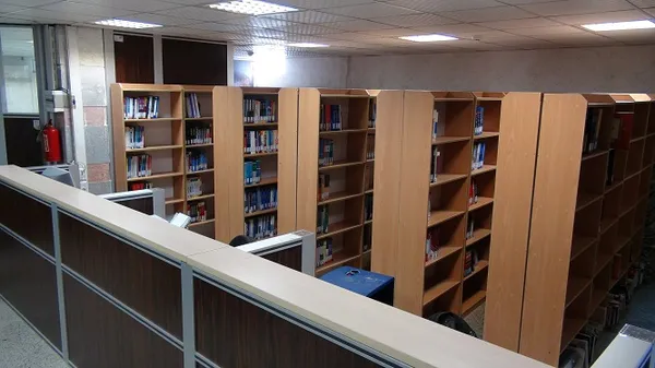 کتابخانة موسسة آموزش عالی پاسارگاد شیراز با ده هزار جلد کتاب چاپی و شصت هزار جلد کتاب الکترونیکی و بخش نشریات چاپی و الکترونیکی