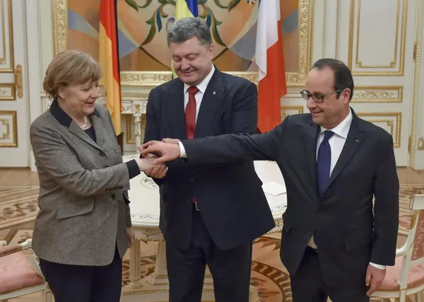 صدراعظم آلمان و رئیس جمهوری فرانسه در کی یف با رئیس جمهوری اوکراین دیدار کردند. رهبران فرانسه و آلمان روز پنج شنبه طرح صلح جدیدی برای پایان دادن به درگیری&zwnj;ها در شرق اوکراین ارائه دادند. آن&zwnj;ها پیش از سفر به روسیه، رئیس جمهوری اوکراین را در جریان طرح صلح جدید خود قرار دادند. آنجلا مرکل، صدراعظم آلمان و فرانسوا اولاند، رئیس جمهوری فرانسه با پترو پروشنکو دیدار و درباره ابتکار جدید رهبران اروپایی برای صلح بحث و گفت&zwnj;وگو کردند.