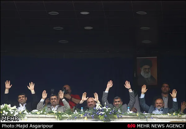 سرانجام بعد از ظهر پنج شنبه جشن تجلیل از دست اند کاران سفرهای نوروزی که به جشن میلیاردی دولت یا میتینگ انتخاباتی دولت معروف شده بود در ورزشگاه آزادی برگزار شد.
پنج&zwnj;شنبه 29 فروردین 1392
