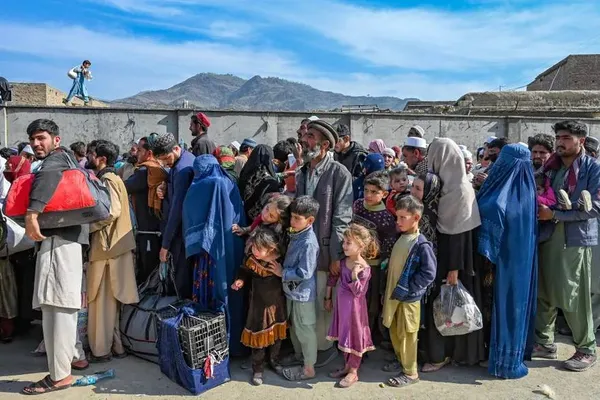 تورخم، پاکستان ـ پناهجویان افغان منتظر عبور از مرز پاکستان و افغانستان هستند.