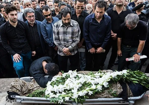 یکر ناصر احمدپور، سردبیر پیشین روزنامه&zwnj;های خبر ورزشی، نود، البرز، هوادار و ... که روز پنجشنبه بر اثر عارضه قلبی دار فانی را وداع گفت، صبح  (شنبه) در ورزشگاه شهید شیرودی تشییع شد. /TASNIM
