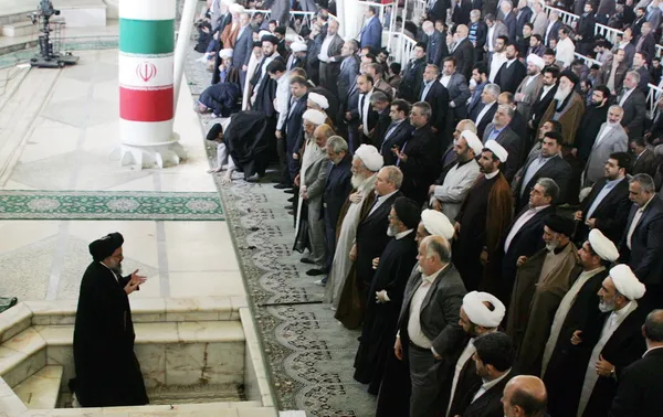 دومین نماز عبادی، سیاسی جمعه تهران در سال ۱۳۹۳به امامت آیت الله سیداحمد خاتمی در دانشگاه تهران برگزار شد. /ایرنا
