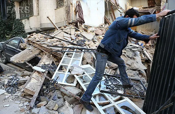ریزش ساختمان دوطبقه در منطقه جردن تهران