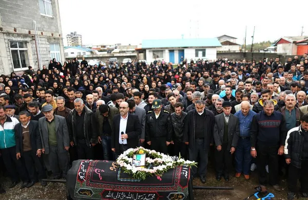 پیکر شادی سرخیل قایقران ۲۱ ساله انزلیچی که هنگام تمرین در تالاب انزلی غرق شده بود عصر چهارشنبه با حضور گستردهٔ مردم تشییع و در طالب آباد تدفین شد. گفتنی است، جسد زنده یاد سرخیل پس از ده روز جستجو عصر سه&zwnj;شنبه از آب گرفته شد./MNA
