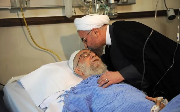 رئیس جمهور در پی عمل جراحی رهبر معظم انقلاب در روز دوشنبه، از ایشان عیادت کردند .رهبر معظم انقلاب اسلامی به دلیل عارضه پروستات صبح روز (دوشنبه) در یکی از بیمارستان&zwnj;های دولتی، تحت عمل جراحی قرار گرفتند که بحمدلله این عمل با موفقیت به پایان رسید./President O.W
